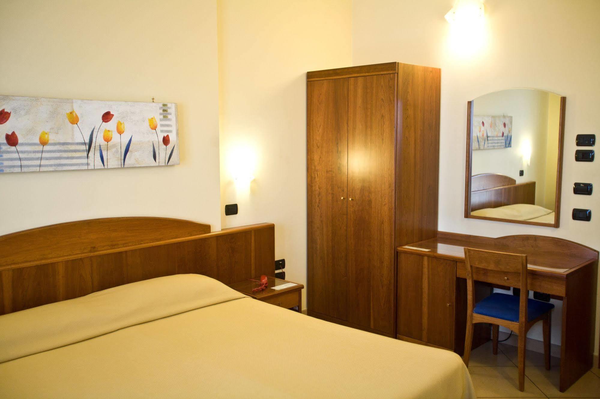 Lo Scacciapensieri Hotel & Restaurant Monteroni di Lecce Luaran gambar