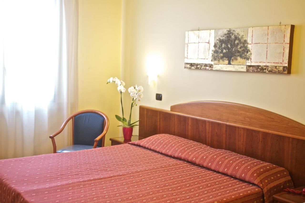 Lo Scacciapensieri Hotel & Restaurant Monteroni di Lecce Bilik gambar
